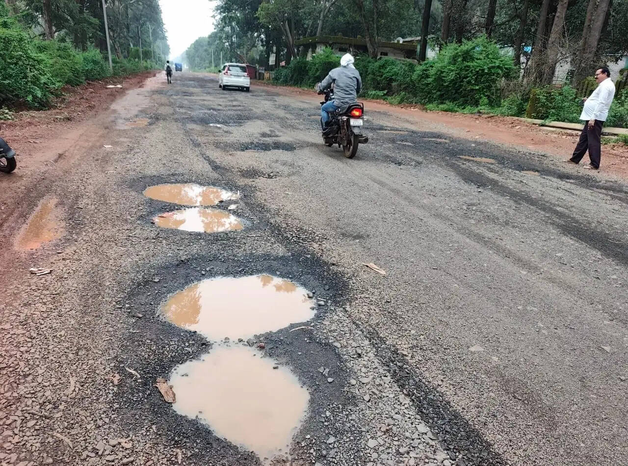 अनूपपुरः एक साल बाद भी अधूरा कपिलधारा मार्ग, गड्ढों में तब्दील सड़क से रोजाना परेशान हो रहे लोग