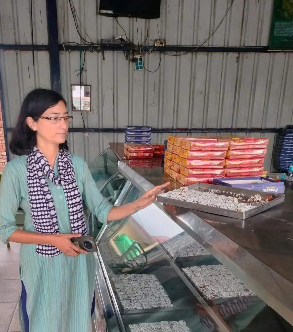 चम्पावत में मिठाई दुकानों की जांच, आठ किलो खराब मिठाई नष्ट कराई