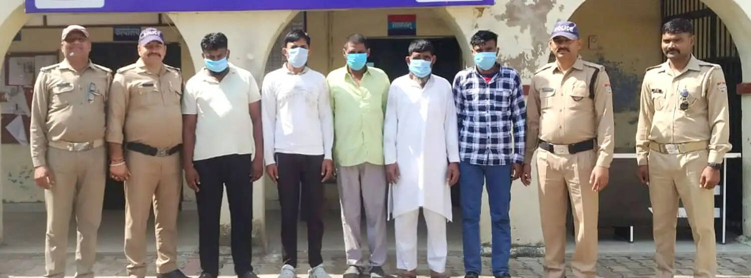 गोकशी में पांच गिरफ्तार, दाे बाइक जब्त