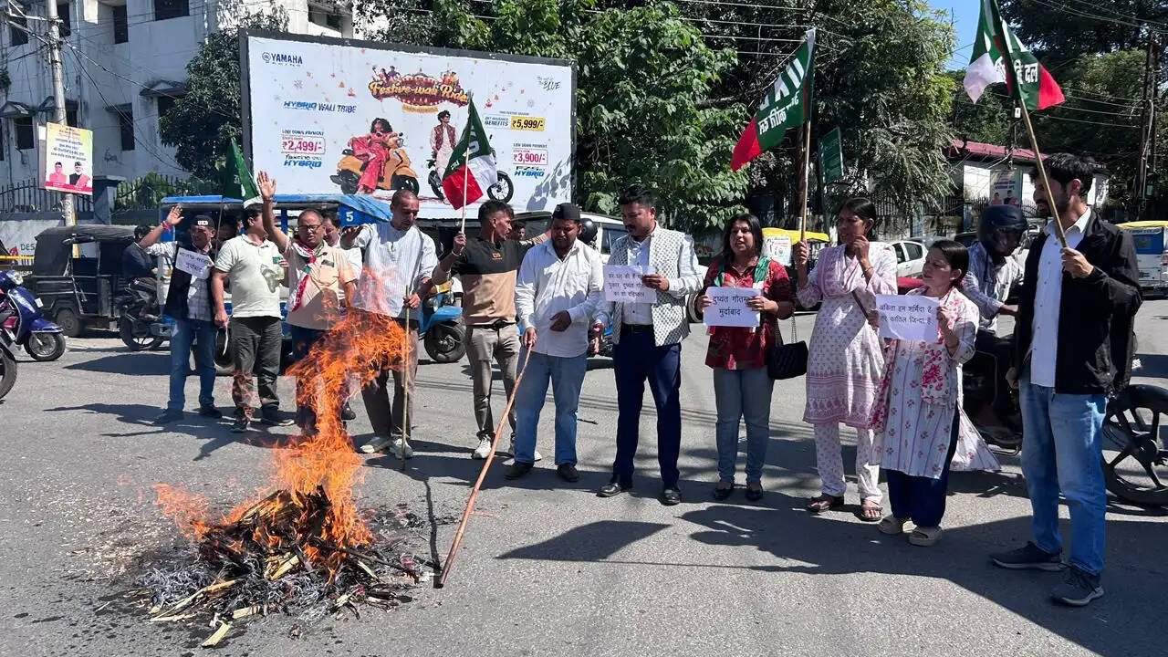 अंकिता भण्डारी मामला : उक्रांद का प्रदर्शन, सरकार और दुष्यंत का पुतला जलाया
