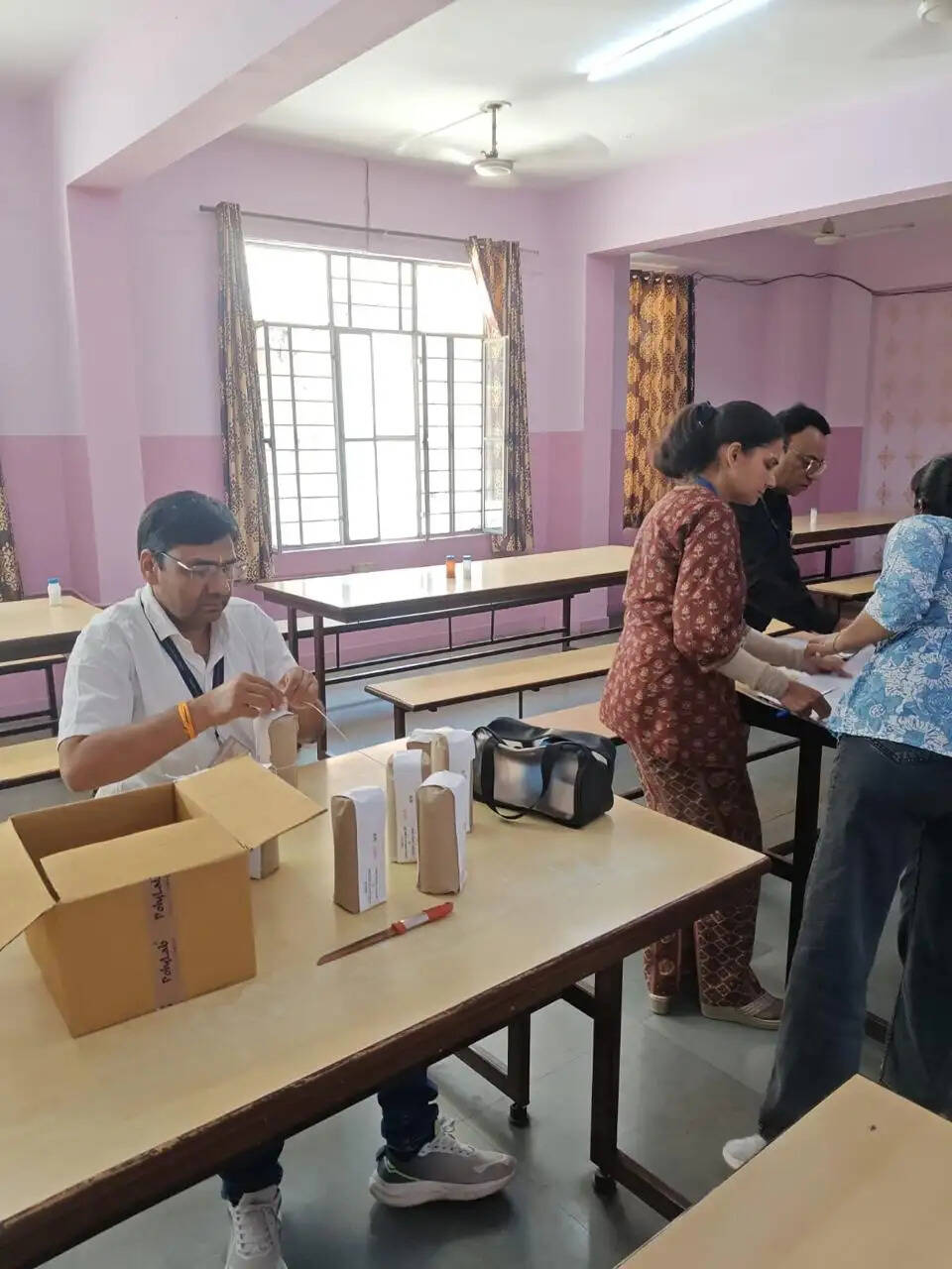 पीजी हॉस्टलों की मेस में मिली एक्सपायरी सॉस और दूषित खाद्य सामग्री