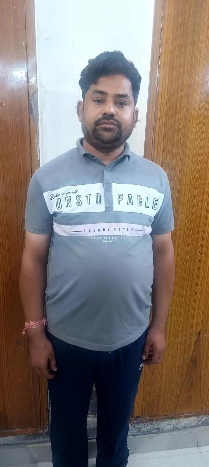 मेडिकल स्टोर लाइसेंस के बदले 13 हजार रुपए की रिश्वत लेते संविदा कर्मी गिरफ्तार