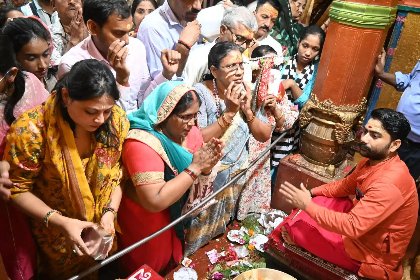 शारदीय नवरात्र का समापन, पूरे नौ दिन देवी मंदिरों में गूंजे जयकारे, 2 करोड़ से अधिक श्रद्धालुओं ने किए दर्शन