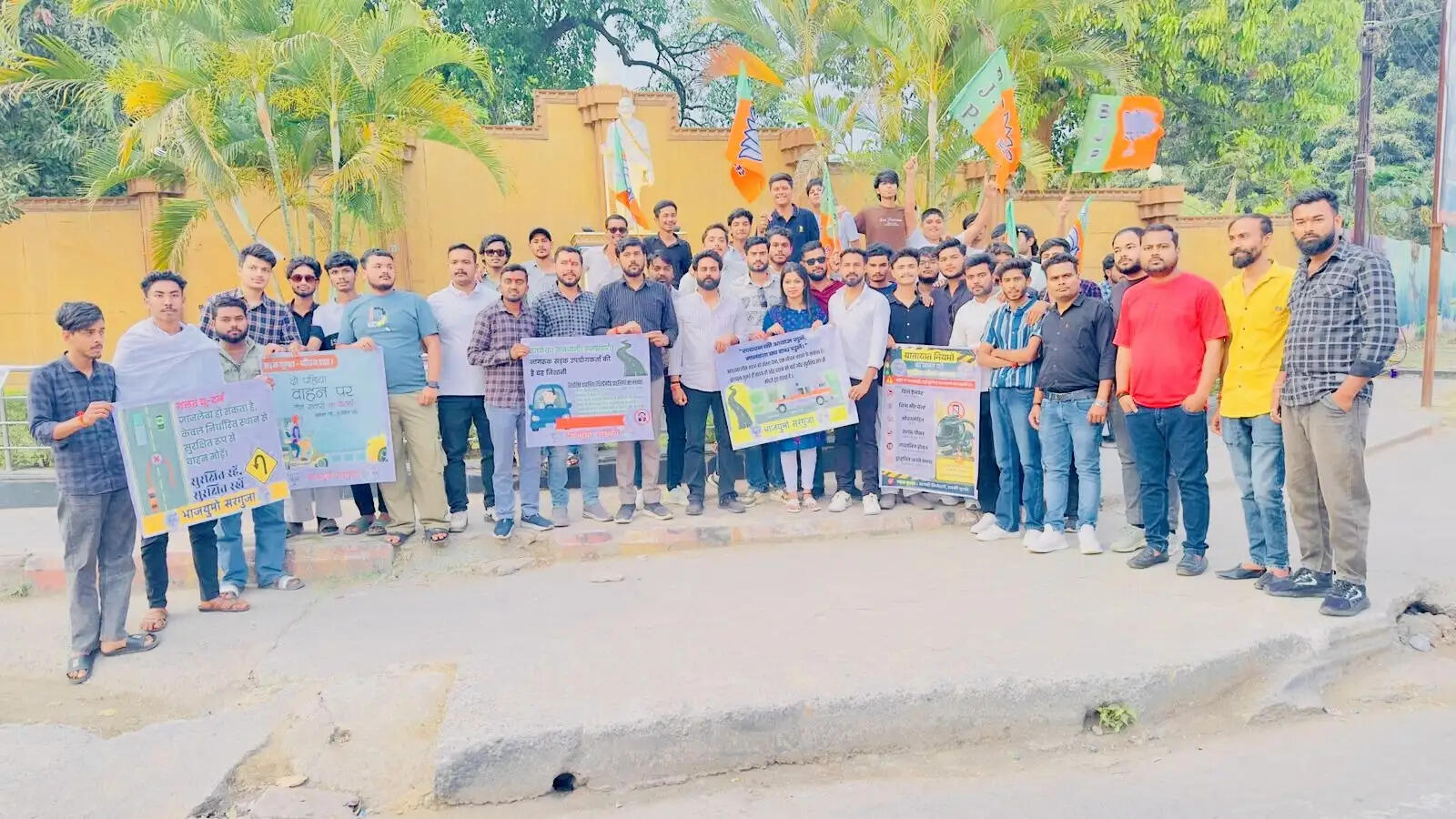 अंबिकापुर : भाजयुमो का यातायात जागरूकता अभियान, हेलमेट और सीट बेल्ट के लिए किया प्रेरित