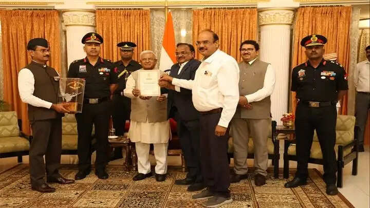 मप्रः सैनिकों के कल्याण के लिए इंदौर के दानदाताओं का उल्लेखनीय योगदान, राज्यपाल ने किया सम्मानित