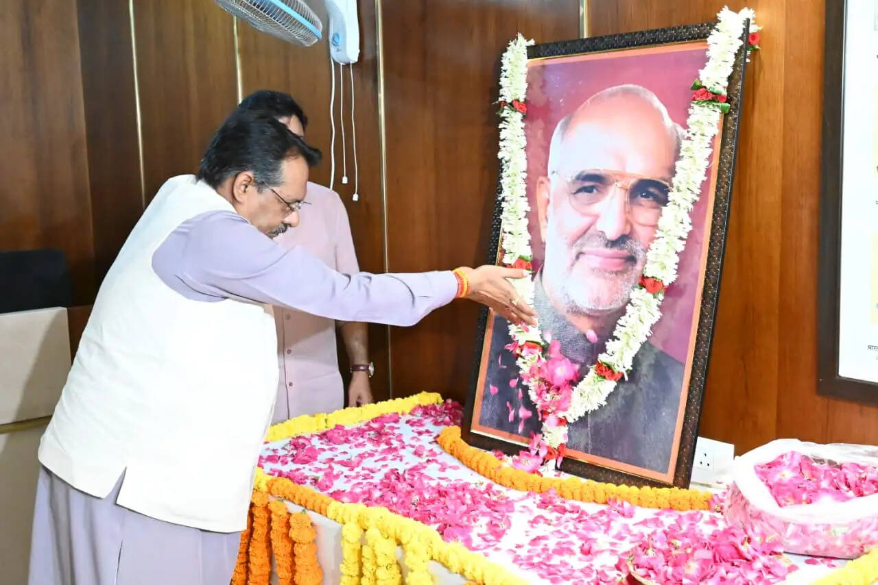 दिल्ली के पूर्व मुख्यमंत्री साहिब सिंह वर्मा की पुण्य तिथि पर भाजपा नेताओं एवं कार्यकर्ताओं ने दी श्रद्धांजलि
