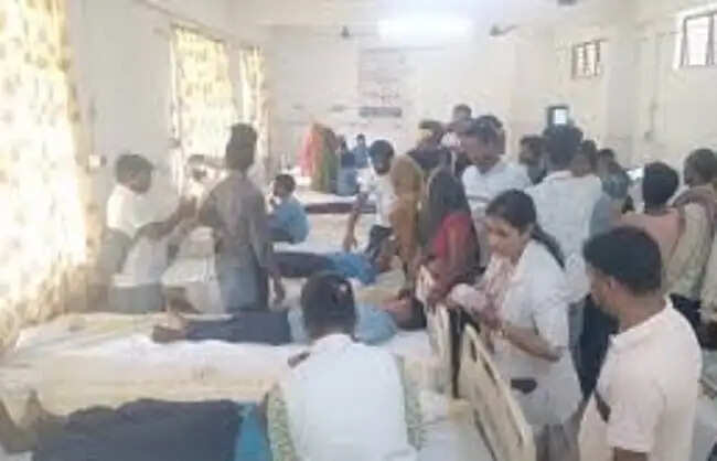 सहरसा में मिड-डे मील से फिर बिगड़ी बच्चों की तबीयत, भोजन में सांप का हिस्सा मिलने का आरोप