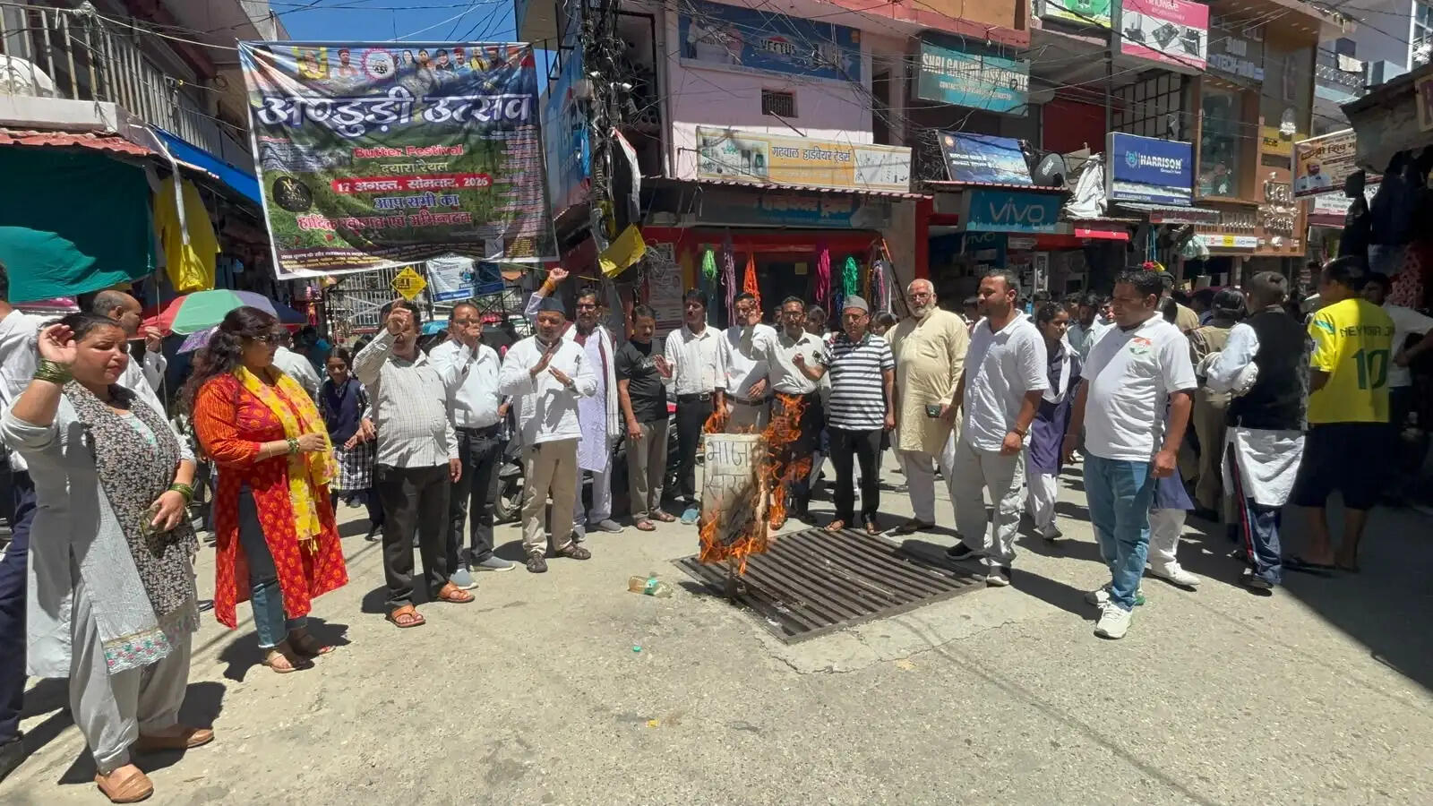 हल्द्वानी में कांग्रेसियों को रोकने व जिला योजना के विरोध कांग्रेस ने फूंका सरकार का पुतला