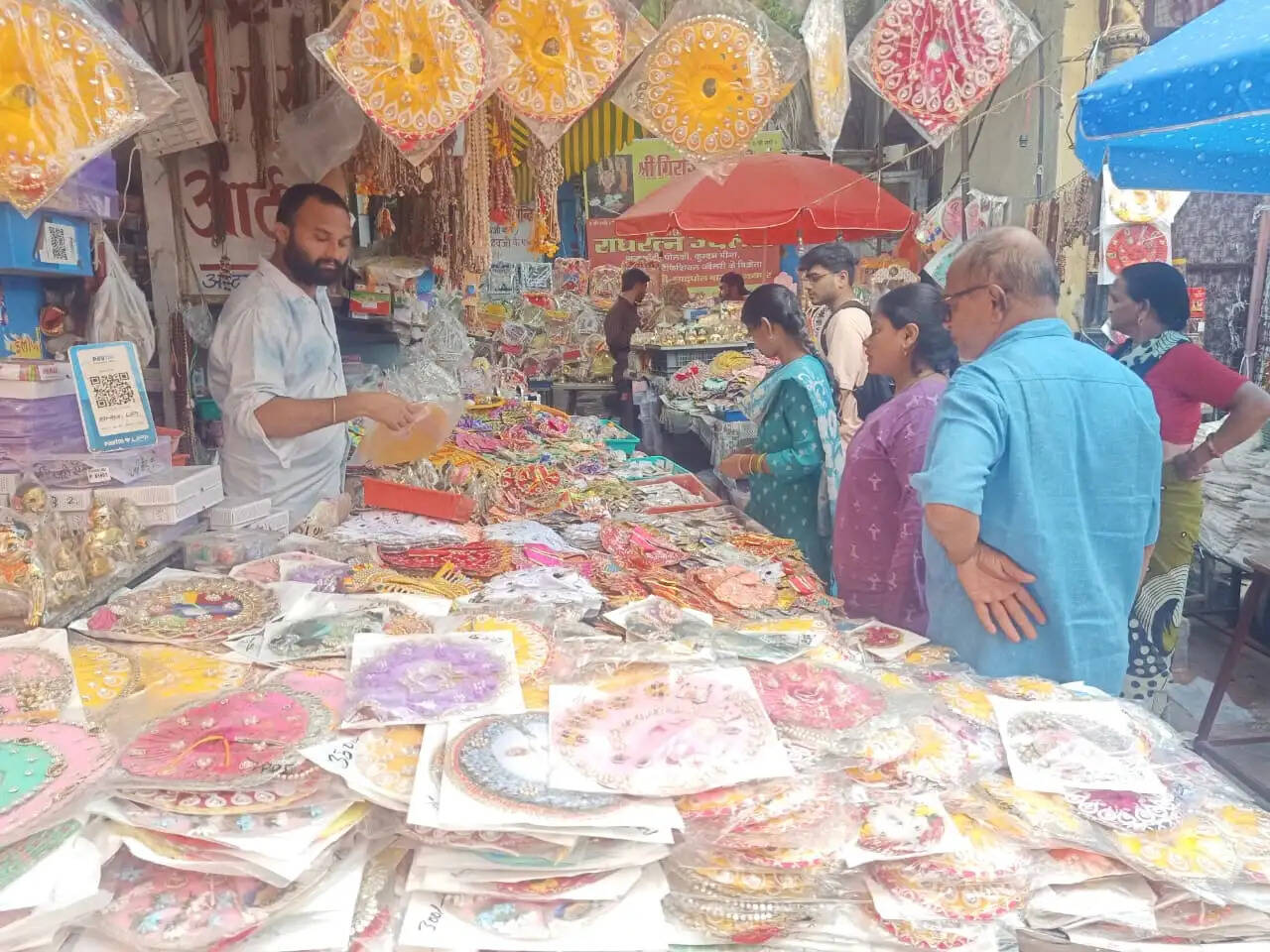 जन्माष्टमी की धूम: ठाकुरजी की पोशाक व श्रृंगार सामग्री खरीदने उमड़े श्रद्धालु