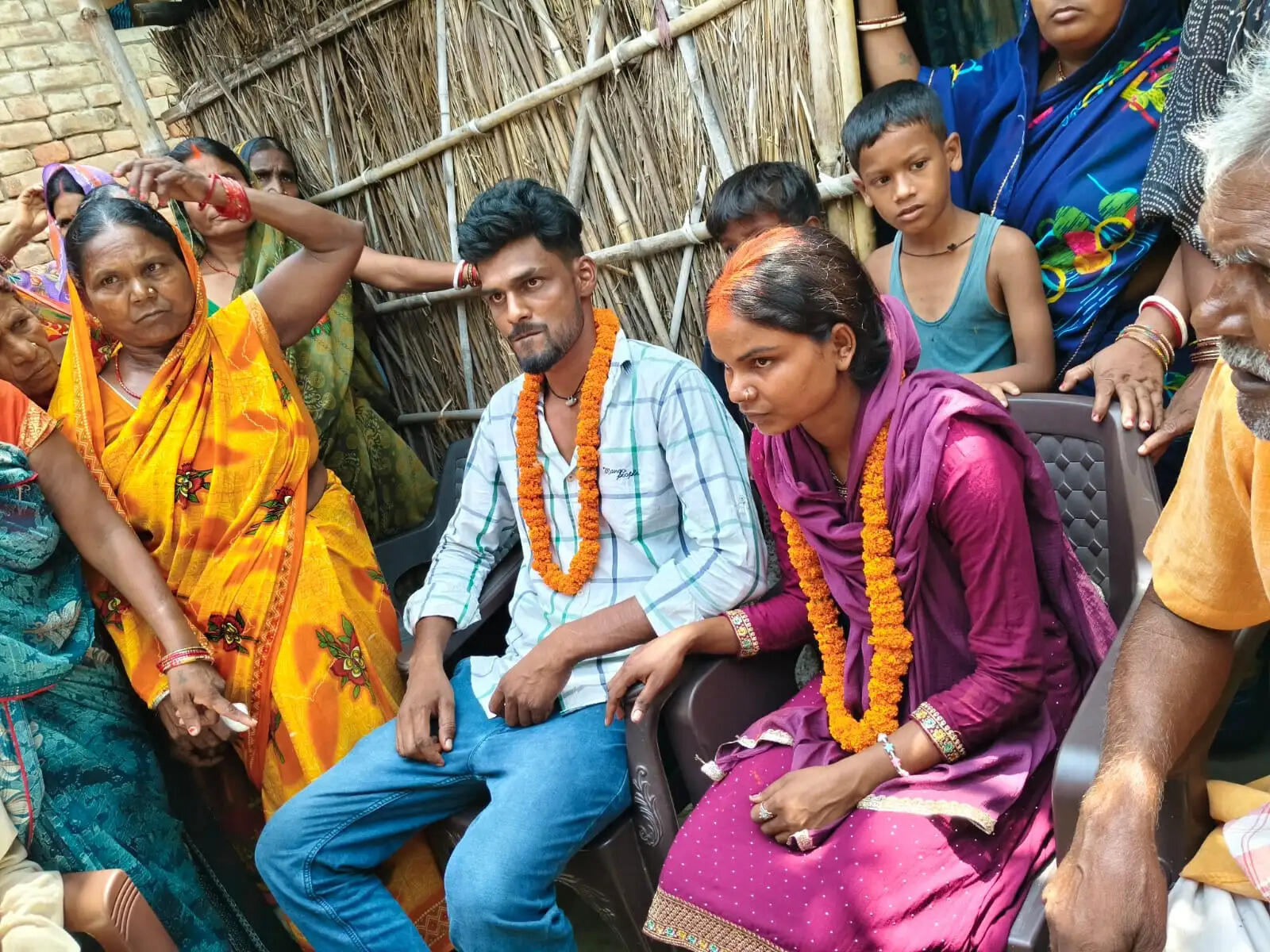 प्रेमिका से मिलने पहुंचा युवक, परिजनों ने पकड़कर कराई शादी