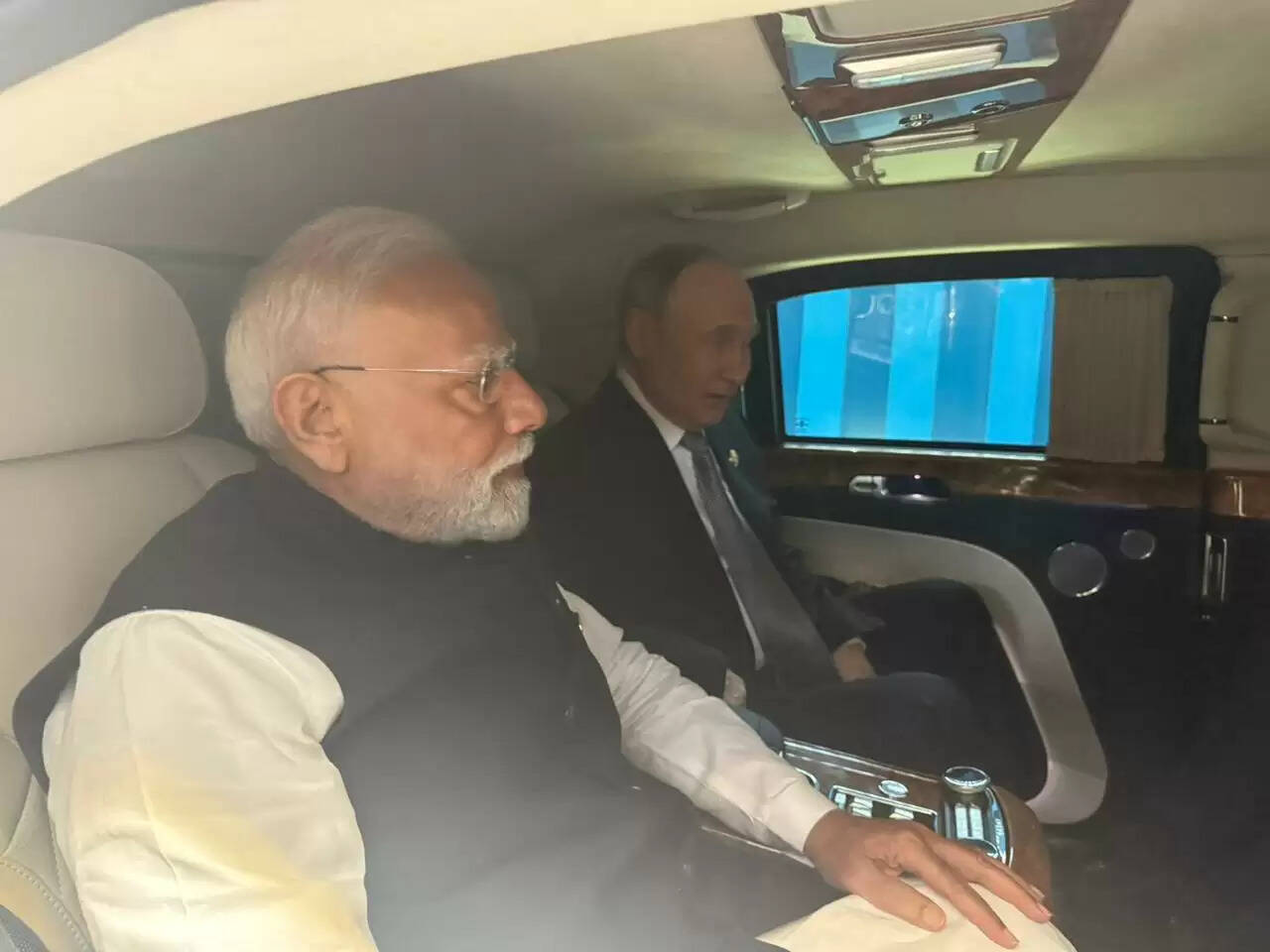 एससीओ शिखर सम्मेलन में मोदी, पुतिन और जिनपिंग की अनौपचारिक वार्ता की तस्वीरें चर्चा में