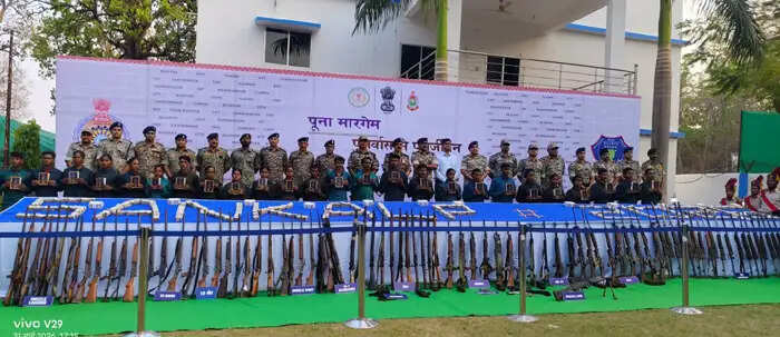 छत्तीसगढ़ में 93 हथियार, 7.2 किलो सोना, 2.90 करोड़ नकद सहित 25 इनामी नक्सलियों ने किया आत्मसमर्पण