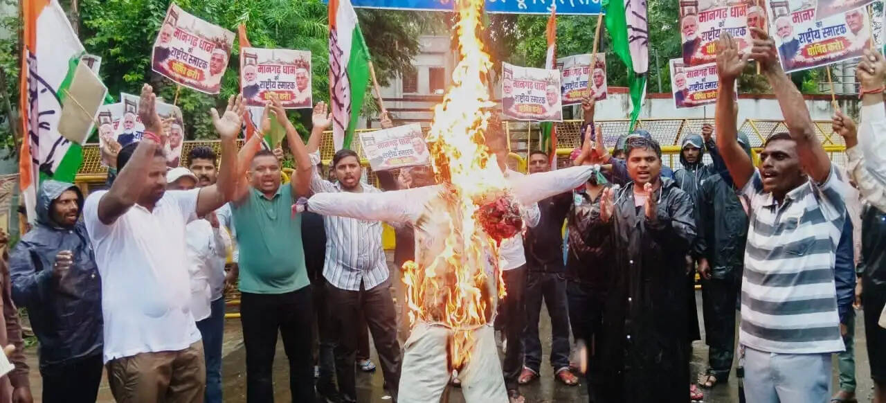 मानगढ़ धाम को राष्ट्रीय स्मारक घोषित करने की मांग को लेकर कांग्रेस का प्रदर्शन, बारिश में बाइक रैली निकाल कलेक्ट्रेट पर की नारेबाजी