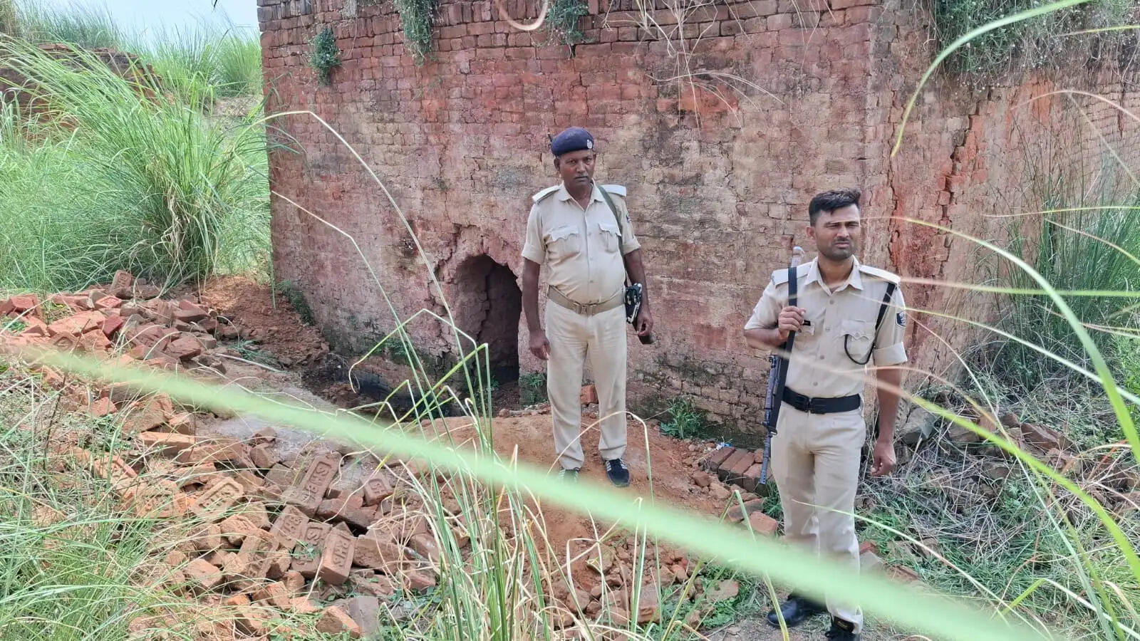 ईंट-भट्ठे के गड्ढे में दफन मिली महिला की लाश, हत्या कर सबूत मिटाने की आशंका