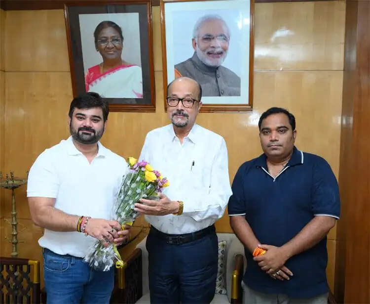 राज्यपाल&nbsp;डेका से छत्तीसगढ़ कायाकिंग-कैनोइंग एसोसिएशन के पदाधिकारियों ने भेंट की