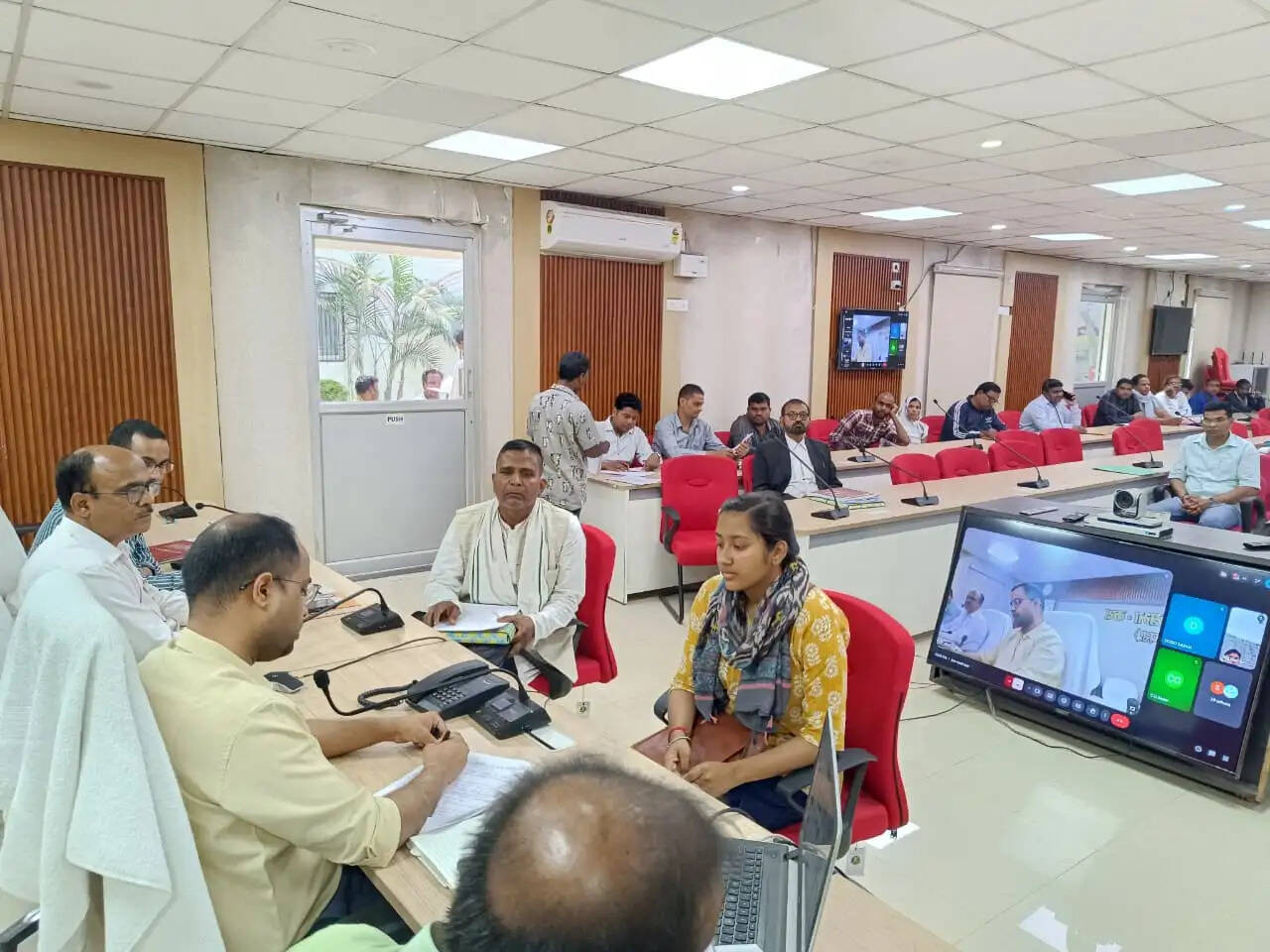 जनता दरबार में जिलाधिकारी ने 61 फरियादियों की सुनी गई समस्याएं