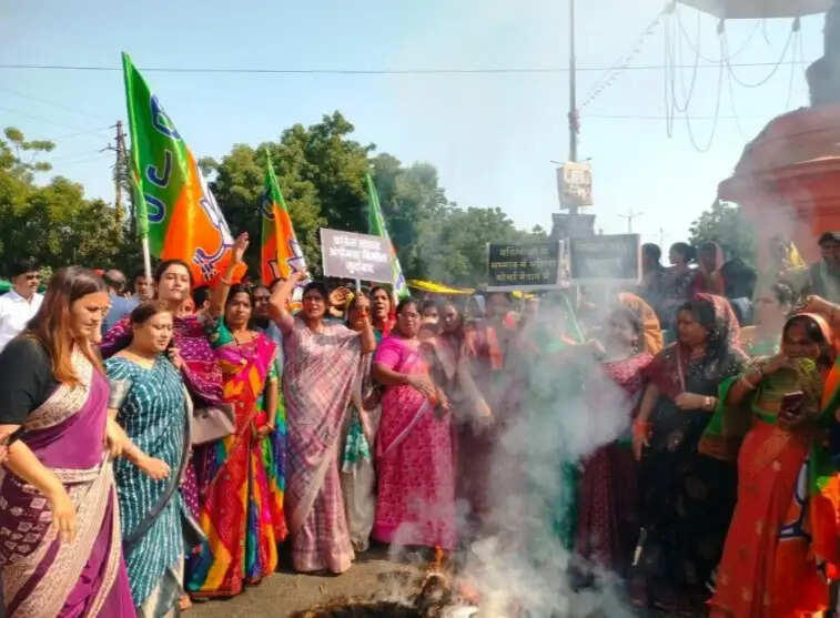 राजगढ़ःछात्राओं के यौन उत्पीड़न के आरोपों पर भाजपा महिला मोर्चा का प्रदर्शन, कांग्रेस सांसद का पुतला फूंका