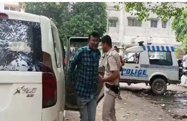 रायगंज में तृणमूल के पूर्व पार्षद गिरफ्तार, उगाही और मारपीट के आरोप