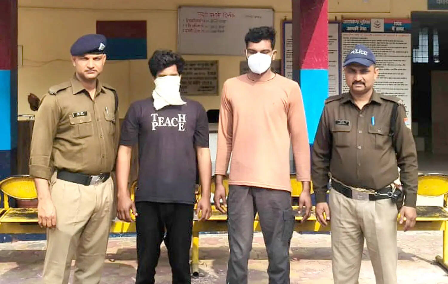 गौकशी करते दो गिरफ्तार, 110 किलो गोमांस व उपकरण बरामद