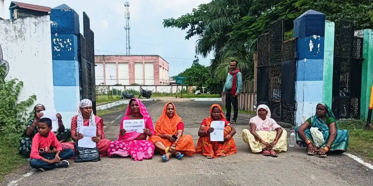 अनूपपुर: पीएम आवास में अपात्रों को लाभ, नाराज महिलाओं ने कलेक्टरेट परिसर के प्रवेश द्वार दिया धरना