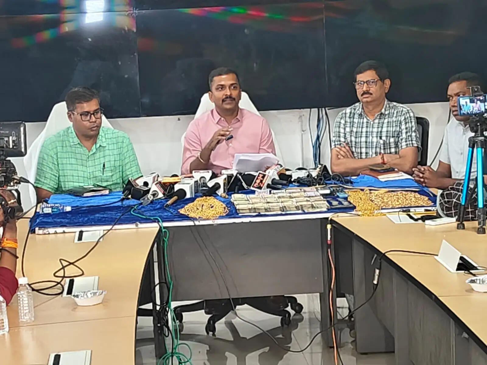 खुदाई में मिला सोना बताकर पीतल का हार बेचने वाले अंतर्राज्यीय ठग गिरोह का पर्दाफाश, तीन आरोपित गिरफ्तार