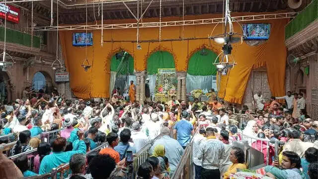 सोमवार को फूल बंगला में नहीं विराजे बांकेबिहारी