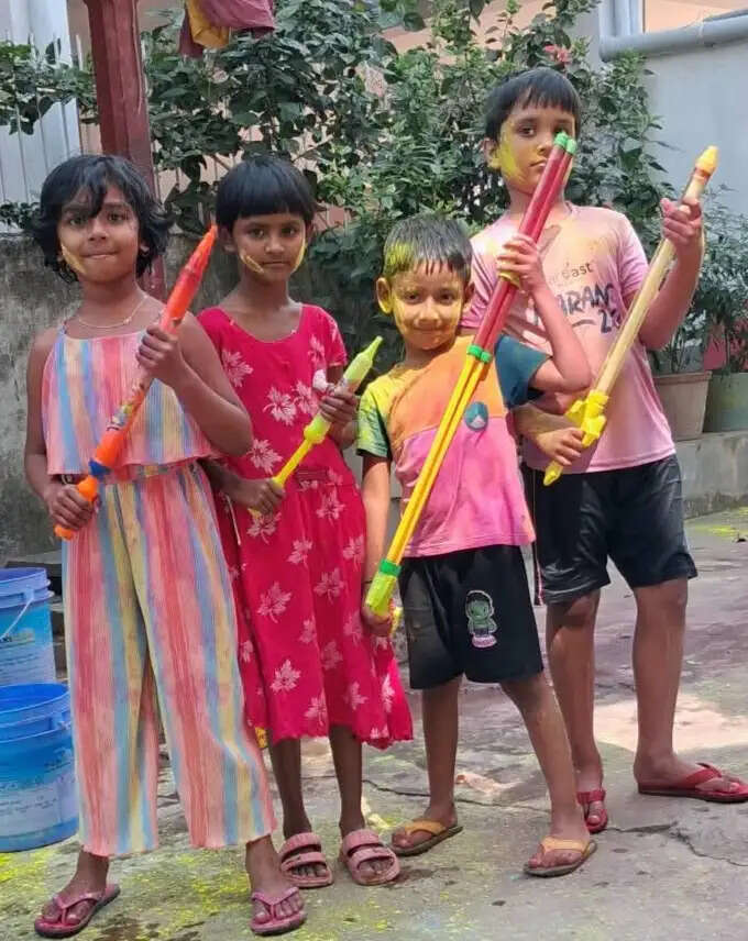 खड़गपुर में रंगों की धूम, सौहार्द के साथ मना होली उत्सव