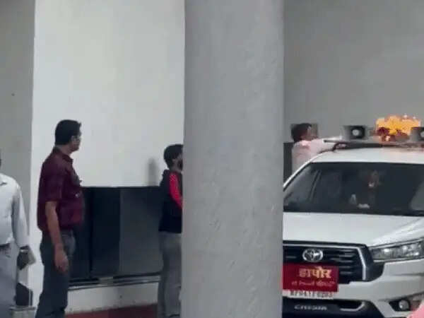 भोपाल महापौर की कार में आग लगाने की कोशिश, निगम मुख्यालय में कार की छत पर जलते कागज फेंके