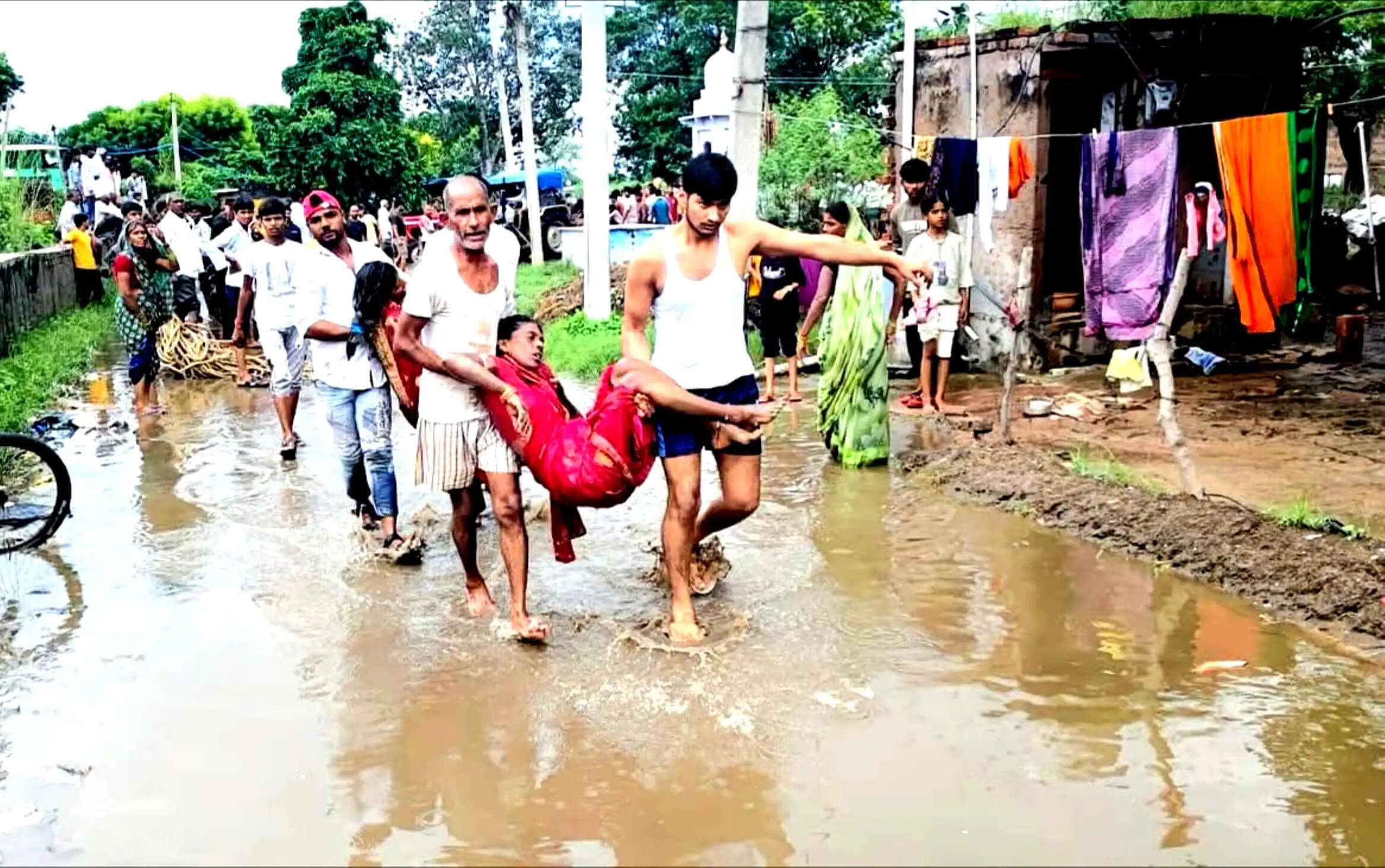 हादसा : ईको वैन पोखर में गिरी,महिला एवं तीन बच्च्चों की मौत
