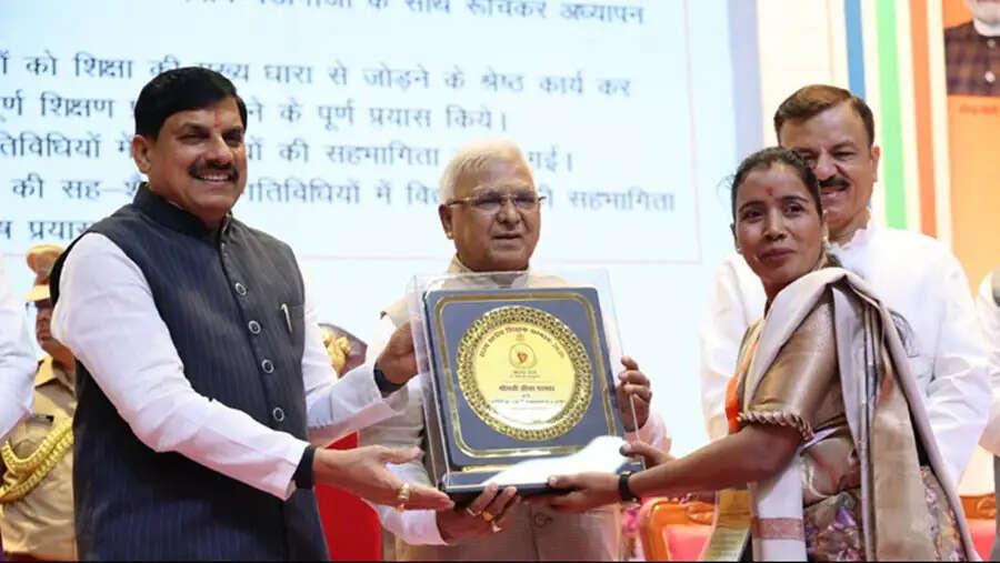 राष्ट्र निर्माण की पीढ़ी तैयार करते हैं शिक्षक : राज्यपाल पटेल