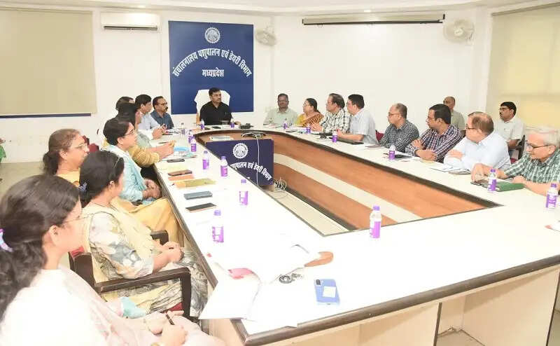 मप्रः पशुपालन एवं डेयरी विभाग के नवागत सचिव ने संचालनालय का किया निरीक्षण