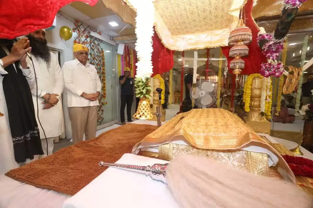 गुरु नानक जयंती पर मुख्यमंत्री पटेल ने गुरुद्वारे में मत्था टेका