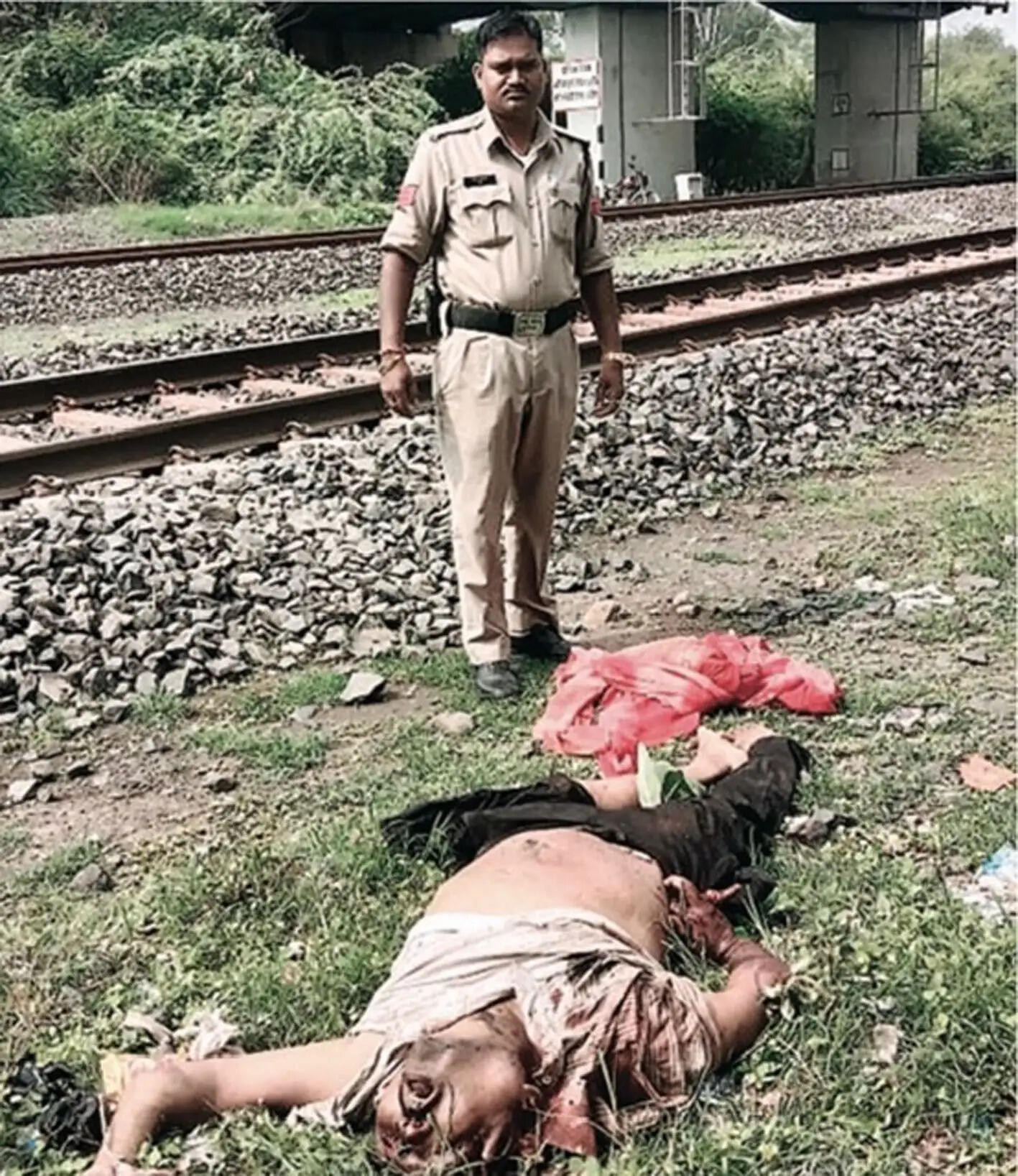 उज्जैनः रेलवे ट्रैक पर मिला कॉन्ट्रेक्टर का शव, आधार कार्ड से हुई पहचान
