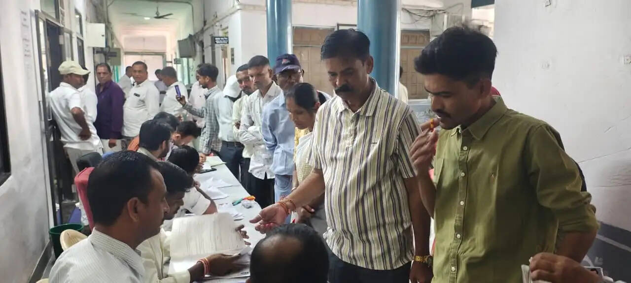 जिला परिषद की 37 सीटों के लिए 173 अभ्यर्थियों ने भरे 177 नामांकन, भाजपा-कांग्रेस-बीएपी के दिग्गज मैदान में होने से त्रिकोणीय मुकाबले के आसार