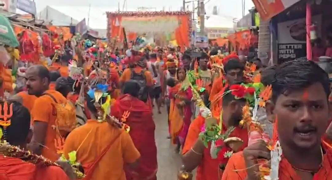 आस्था का जनसैलाब, सावन के आठवें दिन अजगैबीनाथ धाम में उमड़े लाखों शिवभक्त, नेपाल-भूटान से भी पहुंचे श्रद्धालु