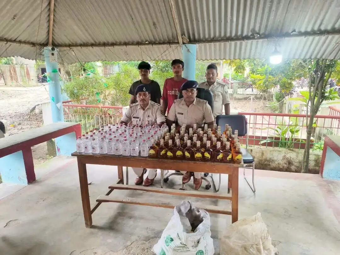 सिकटी पुलिस ने 293.1 लीटर नेपाली शराब के साथ दो तस्कर को किया गिरफ्तार, चार बाइक जब्त