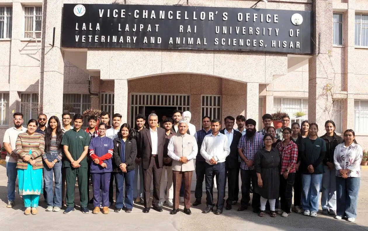 हिसार : कुलपति डॉ. वर्मा ने लुवास की सांस्कृतिक टुकड़ी को स्पंदन उत्सव के लिए किया रवाना