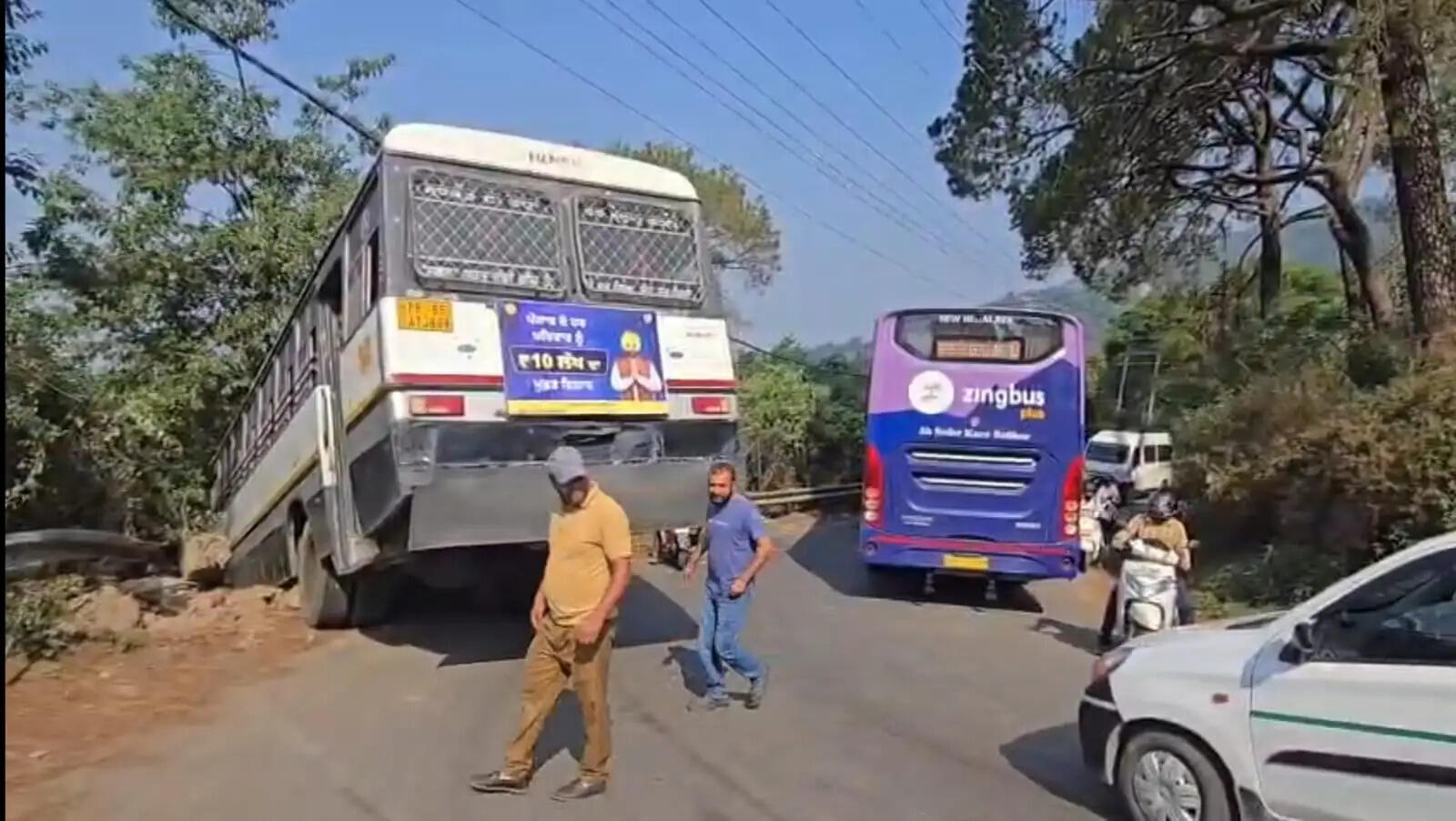 ब्रेक फेल होने से पंजाब रोडवेज बस हादसे का शिकार, सवारियां नही होने से टला बड़ा हादसा