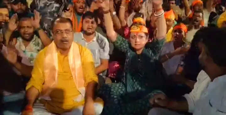 काली पहाड़ी शिव मंदिर में मूर्तियां तोडे जाने को लेकर भाजपा का विरोध प्रदर्शन