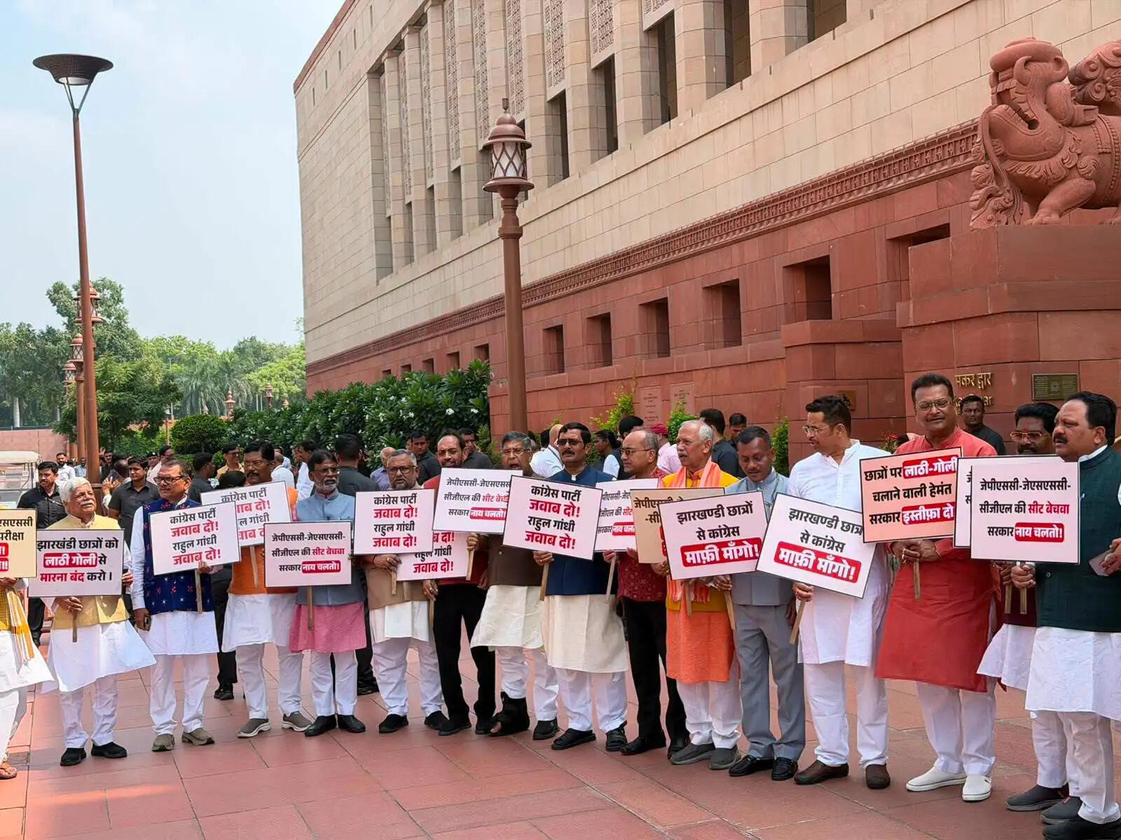 झारखंड के छात्रों पर लाठीचार्ज के विरोध में भाजपा सांसदों का संसद परिसर में प्रदर्शन
