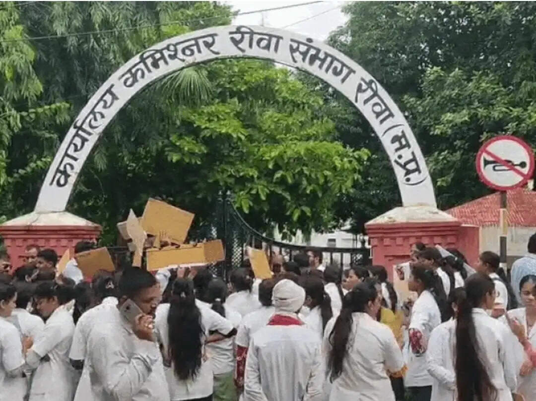 रीवाः नर्सिंग छात्रों का कमिश्नर कार्यालय पर हंगामा, परीक्षा परिणाम पर तत्काल कार्यवाही की मांग