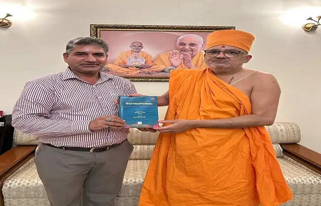 उत्तराखंड में संस्कृत संवर्धन को मिलेगी नई गति, सचिव दीपक कुमार ने स्वामी भद्रेश दास से की मुलाकात