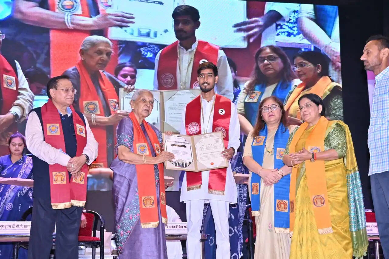 दीनदयाल उपाध्याय गोरखपुर विश्वविद्यालय : 45वें दीक्षांत समारोह में शिक्षा, स्वास्थ्य, नवाचार और सामाजिक सरोकारों का अनूठा संगम