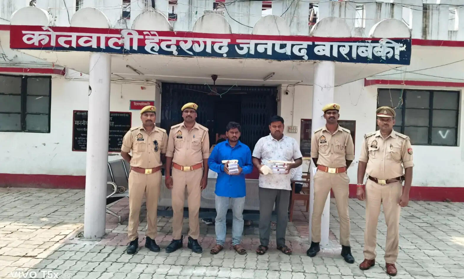 दो शातिर चोर गिरफ्तार, तमंचे व नकदी बरामद