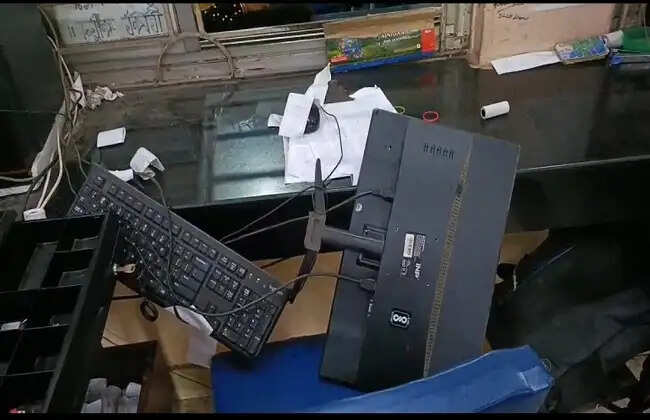 सिलीगुड़ी जंक्शन बस स्टैंड पर हंगामा और तोड़फोड़