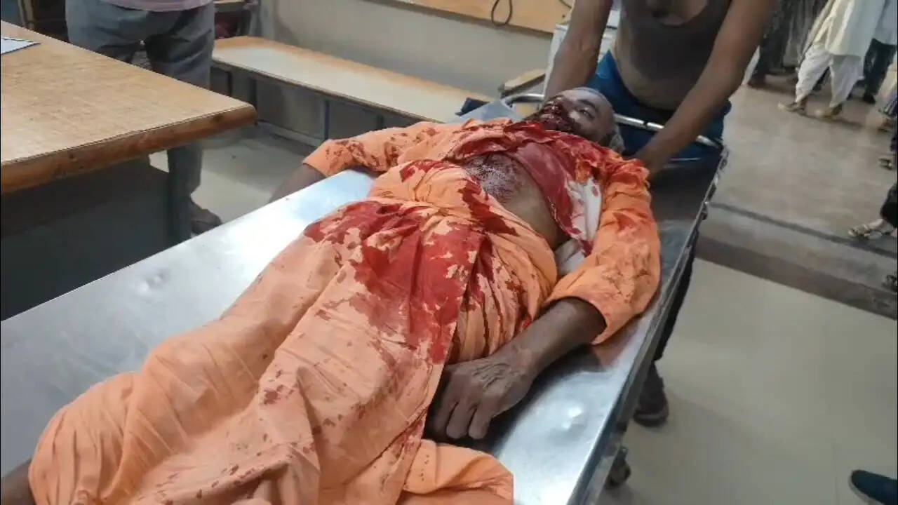 दतियाः निर्माणाधीन मकान की बल्ली गिरने से राहगीर की मौत, नवरात्रि से पहले सुरक्षा व्यवस्था पर सवाल
