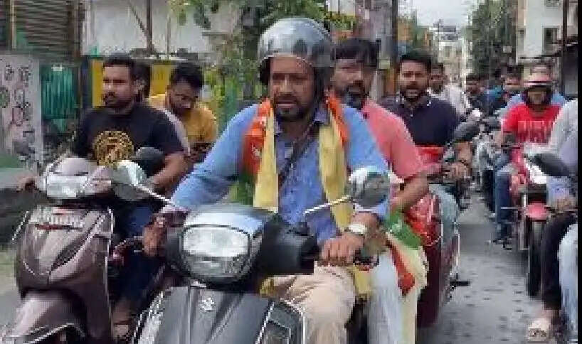 शपथ के बाद सिलीगुड़ी लौटे विधायक शंकर घोष, स्कूटी चलाकर पहुंचे घर