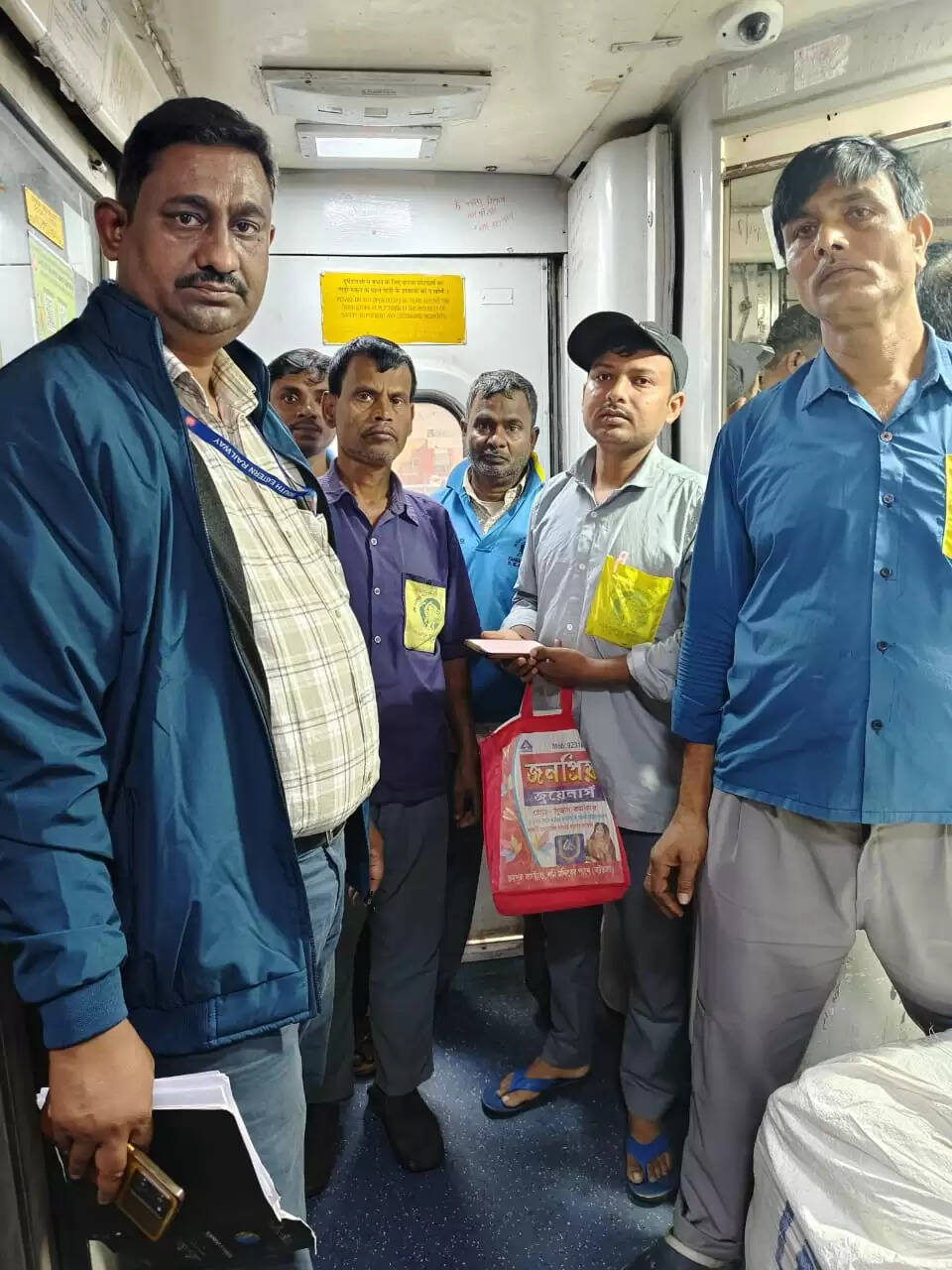 खड़गपुर मंडल की बड़ी कार्रवाई, अवैध पैक्ड पानी जब्त