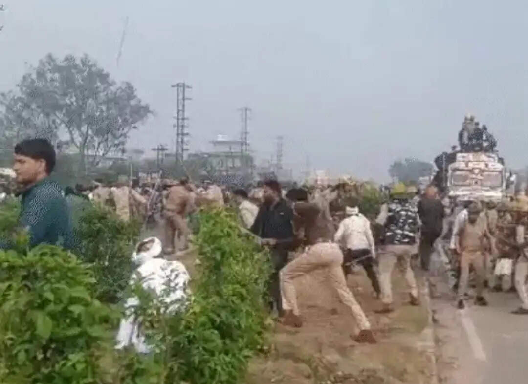 मथुरा में फरसा वाले बाबा की मौत पर पथराव, पुलिस ने छोड़े आंसू गैस