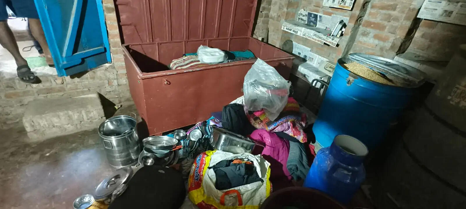 घर में दाखिल हुए चोर दो परिवार के जेवरात और लाखों की नकदी चोरी कर फरार